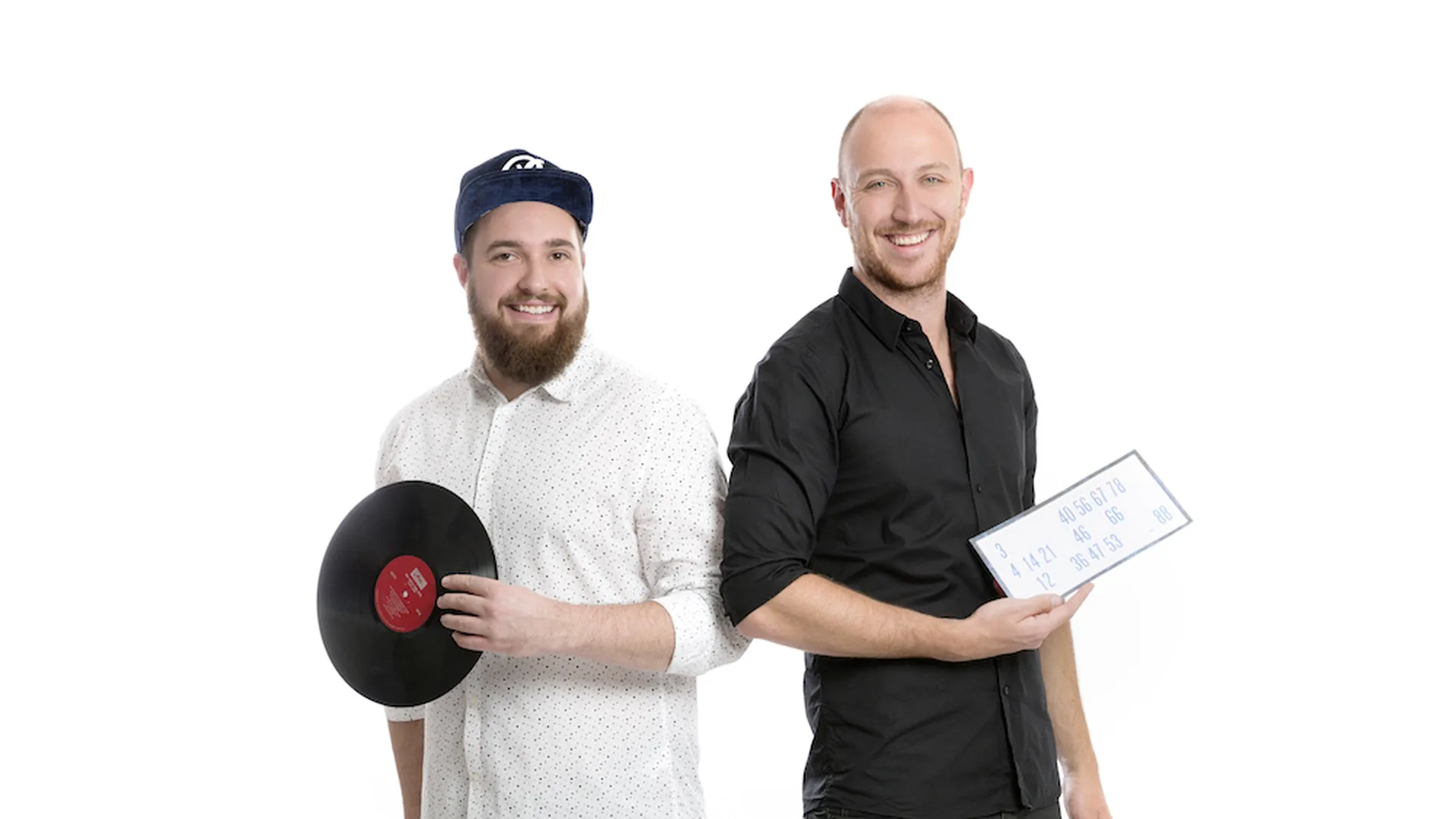 Sune Træben med en vinylplade og Daniel Lill med en bankoplade i et lyst studie.