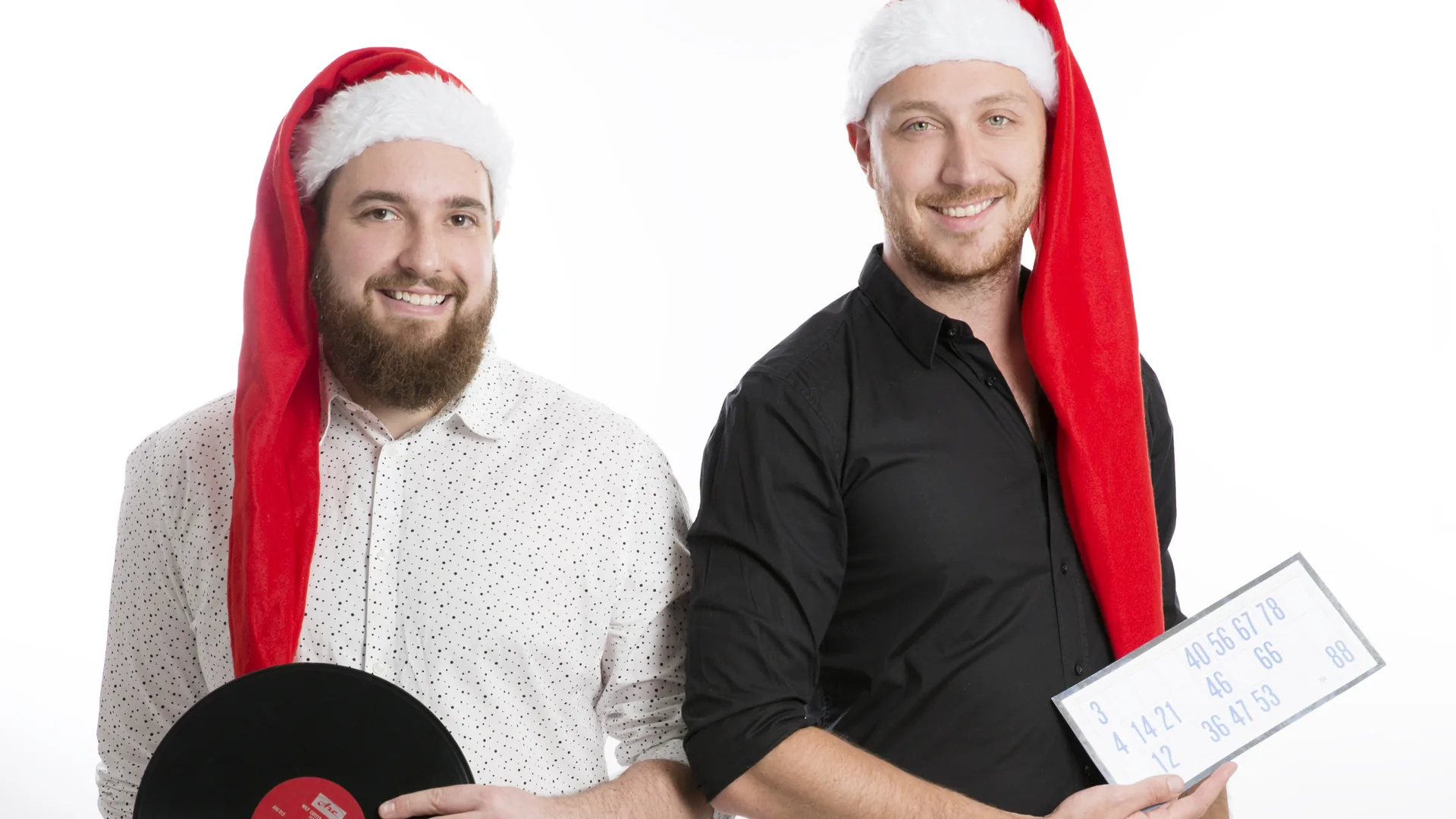 Daniel Lill og Sune Træben med nissehuer, vinylplade og bankoplade.